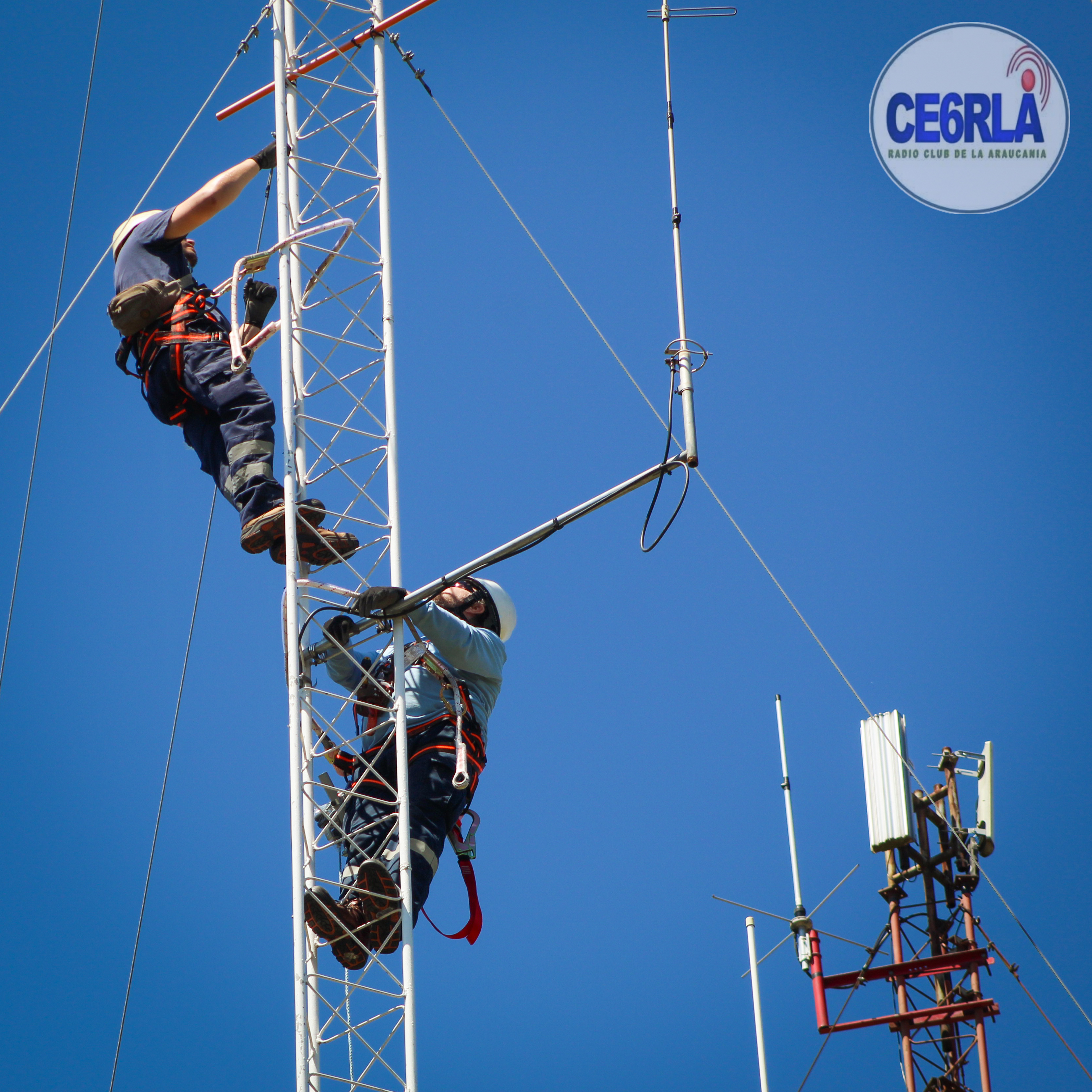 Montaje de dipolos y antenas radiantes en torre de repetidor CE6RLA